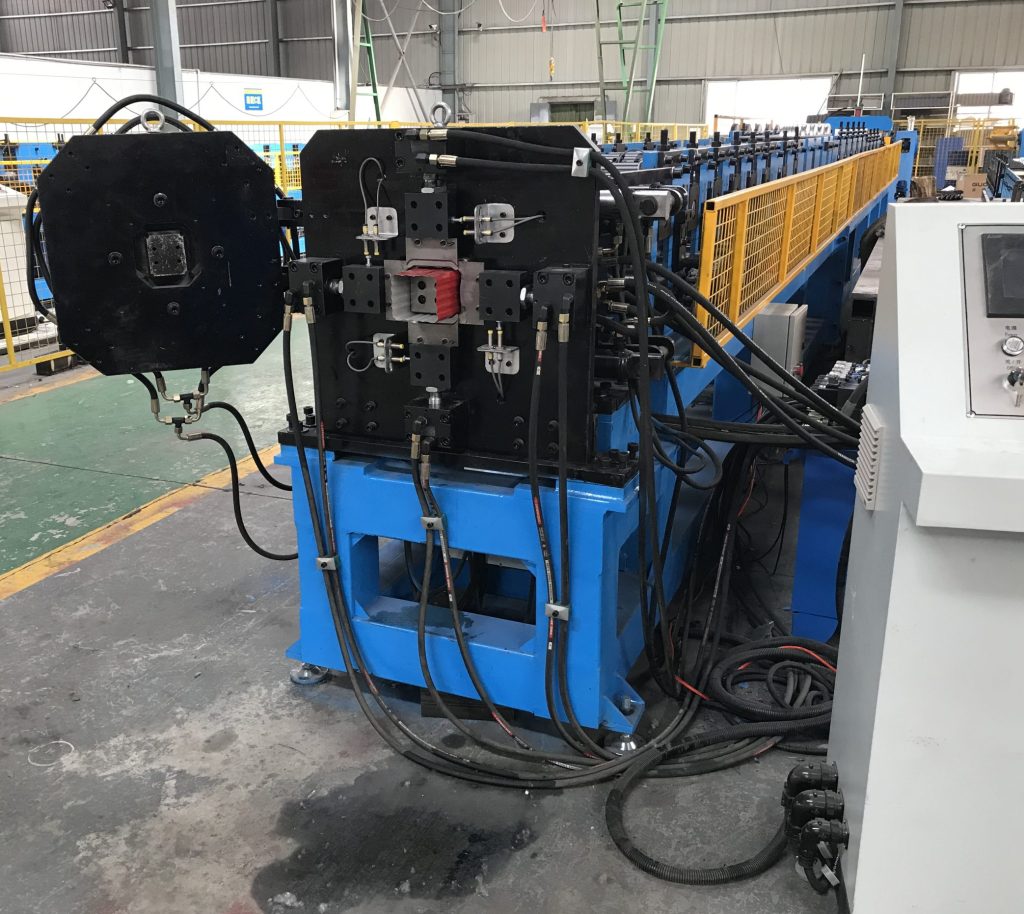 Square locked pipe roll forming machine