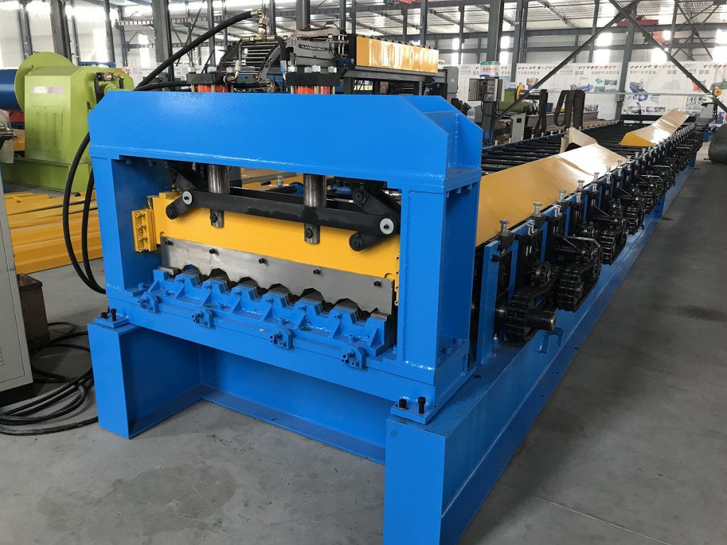 Floor deck roll forming machine