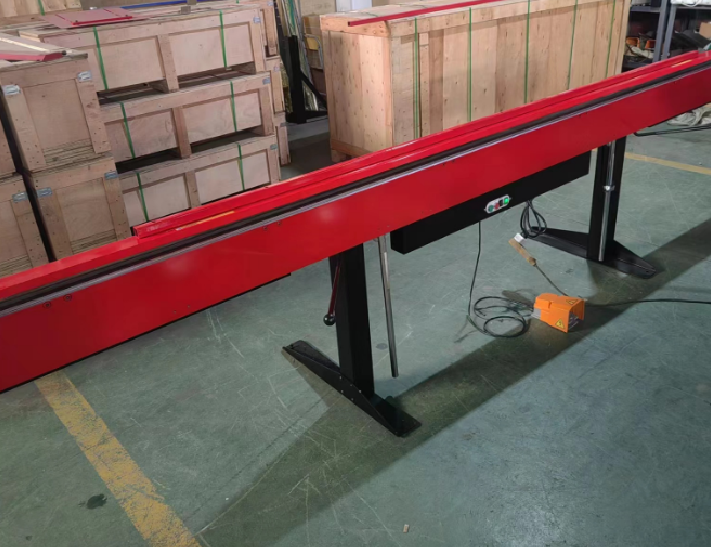 Metal sheet folding machine