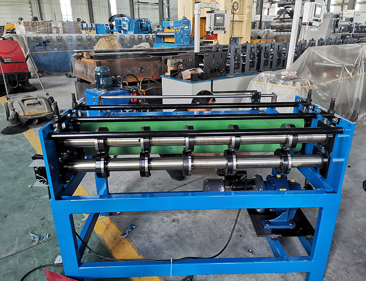 Simple slitting machine